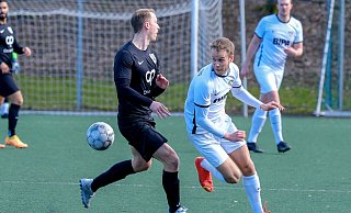 Legte den Grundstein zum Sieg gegen Oeynhausen: Dornbergs Doppeltorschütze Mitja Schierbaum (rote Schuhe). - Andreas Zobe