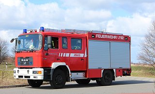 Der Motorradfahrer übersah das entgegenkommende Feuerwehrfahrzeug. - Symbolbild: Pixabay