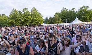 Zahlreiche Fans feiern beim Schlagertraum auf der Aqua Magica. - THORSTEN ULONSKA