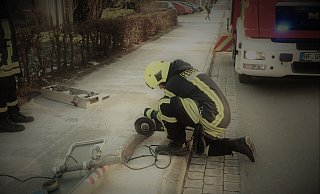 Am Kurt-Hahn-Weg waren mehrere Keller vollgelaufen. Auch hier leistete die Feuerwehr Hilfe. - Feuerwehr Hiddenhausen