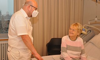 Neurochirurg Hassan Seif freut sich bei der täglichen Visite über die guten Fortschritte von Ingrid Sitzer, die nach einem Sturz ein schweres Schädel-Hirn-Trauma erlitten hat. - Brüderkrankenhaus St. Josef