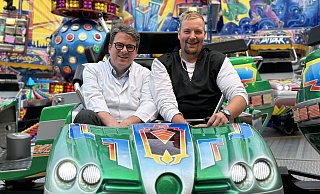 Neue Lebensfreude: Tobias Prahl genießt die Fahrt im Autoscooter auf Libori mit Chefarzt Hubert Scheuerlein. - St.-Vincenz-Kliniken