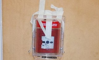 In der Sporthalle Mennighüffen hat die CDU einen lose mit Klebeband befestigten Feuermelder entdeckt. Das ist aber längst nicht alles. - CDU Löhne