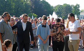 Bürgermeister Lars Bökenkröger kondoliert der Familie von Philipos, die bei einer Gedenkveranstaltung für Philipos T. auf den Kurhausterrassen Blumen und Bilder niedergelegt hatte. - Thorsten Gödecker