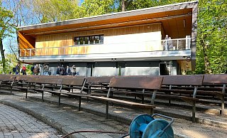 Die Freilichtbühne in Schloß Neuhaus hat ein neues Empfangs- und Technikgebäude. Die Mitglieder des Betriebsausschuss Gebäudemanagement Paderborn (GMP) nahmen es kurz vor der Eröffnung in Augenschein. - Hans-Hermann Igges