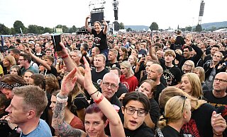 Die Menge tobt bei dem "Toten Hosen"-Konzert in Minden. - Thomas Kühlmann