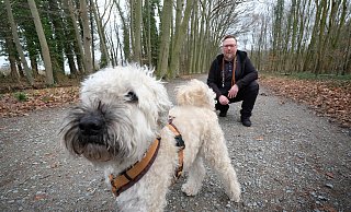Keine 100 Meter vom Lutter-Waldparkplatz an der Holler Straße in Gütersloh entfernt sind Adam Budych und Wheaten-Terrier „Lenny“ am Donnerstagmorgen in eine unheilvolle Begegnung verstrickt worden. Ein Mann soll mit einer Pistole gedroht haben. - Andreas Frücht