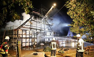 In der Nacht zu Dienstag war der Großbrand von einem Lkw-Fahrer entdeckt worden. - Charlotte Mahncke