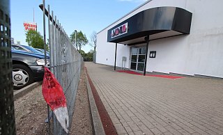 Flatterband: Am Zaun der Diskothek Mondo an der Mindener Straße 36, Werre-Park, hängt ein Rest der Polizeiabsperrung. - Ulf Hanke