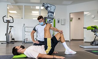 Dimitrios Nemtsis lässt sich Bad Oeynhausen von Sportphysiotherapeut Martin Haller betreuen. Der 24-jährige Fußballer des FC Gütersloh zog sich einen Wadenbeinbruch und den Riss des Syndesmosebandes zu. - Teresa Kröger