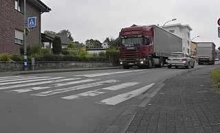 In Haaren über die viel befahrenen Straßen zu gehen, ist nicht immer einfach und ungefährlich. Daher fordert die Bürgerinitiative ein ganzheitliches Verkehrskonzept für die Bad Wünnenberger Ortschaft. - Julia Stratmann