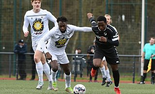 Im Zweikampf: Espelkamps Horly Ngouba Moudouhy (l.) und Rödinghausens Latif-Bilal Alassane. - Jürgen Krüger