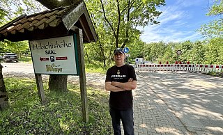 Bedient: Habichtshöhe-Mitarbeiter Kafu Mimeche vor dem Parkplatz zum Saal, 50 Meter weiter hinten beginnt die Vollsperrung. - Eike J. Horstmann