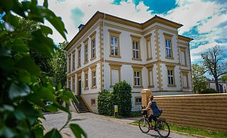 Das wertvolle Ölgemälde wurde aus seinem Rahmen herausgetrennt. Wer hat die vermutliche Kunstdiebin gesehen? - Foto: Andreas Zobe/NW
