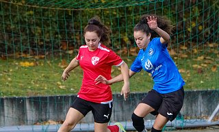 Mariem Mohand Arifi (r.) aus Arminia Bielefelds U17 traf gegen den FC Iserlohn doppelt. - Andreas Zobe