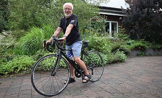 Mit 74 Jahren ist Karl-Heinz, genannt Kalle, Held noch topfit und sportlich aktiv, als "Aushilfs-Leichtathletik-Trainer" und auf dem Rennrad. - Jörg Stuke