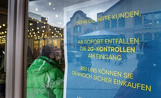 Schilder wie dieses in einem Kaufhaus in Hessen, dass die 2G-Regel bereits früher abschwächte, könnten bald auch in NRW häufiger zu sehen sein. - picture alliance/dpa