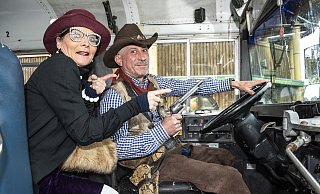Showdarsteller Marlene und Remino düsen in einem alten Schulbus durch das Safariland im Kreis Gütersloh – die neue Saison ist am 1. April 2023 gestartet. - Jörg Dieckmann - www.dieckmann-fotodesign.de