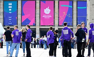 Mehrere Volunteers warten vor dem Berliner Olympiastadion auf ihren Einsatz. - AFP or licensors