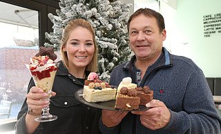 Spekulatius-Eis und Käsekuchen vor dem Weihnachtsbaum: Josephine („Josy") und Bernd Dammann bieten ihren Gästen noch bis zum 4. Advent ein Winter-Special. - Robert Becker