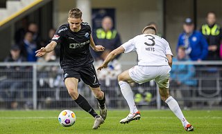 SCP-Stürmer Filip Bilbija, der hier im Hinspiel an Pauli-Verteidiger Karol Mets vorbeizieht, meldet sich rechtzeitig einsatzbereit. Diverse Teamkollegen drohen dagegen auszufallen. - Imago Images