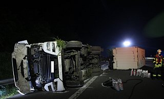Der umgestürzte Lkw auf der Autobahn 2 kurz vor der Raststätte Lipperland Nord. - Daniel Hobein / Feuerwehr Bad Salzuflen