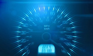 Mehr als das Doppelte der erlaubten Geschwindigkeit zeigt der Tacho eines Audifahrers in Herford an. Daraufhin zieht die Polizei den Mann aus dem Verkehr. - Linda Schnepel