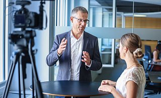 Auch der Bielefelder Sparkassen-Experte Marco Rüter hat sich bereits den wichtigsten Fragen rund um das Thema Baufinanzierung im NW-Video-Interview gestellt. - Sarah Jonek