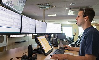 Disponent Timo Vogt an seinem Multi-Monitor-Arbeitsplatz in der Notrufzentrale. - Oliver Krato
