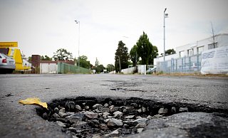 Schlaglöcher prägen nicht nur die Gohfelder Straße. Auch an anderen Stellen im Stadtgebiet sind die Schäden im Asphalt enorm. - Felix Eisele
