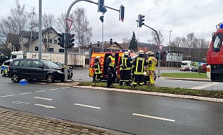 An der Kreuzung Brenkhäuser Straße und Bundesstraße 64 in Höxter ist ein Autofahrer gegen die Ampel gefahren. - Yannick Sonntag