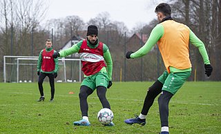Hier noch im Trainingseinsatz: Rödinghausens Winter-Neuzugang Damjan Mar?eta (Mitte) steht vor seiner Heimspielpremiere im Häcker Wiehenstadion, und es geht gleich gegen Preußen Münster. - Joel Beinke