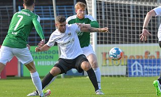 FCG-Verteidiger Lars Beuckmann (r.) hat vor dem 1:0 für Preußen Münster II das Duell gegen Luca Steinfeld verloren. Der Gütersloher will vorher gefoult worden sein. Ein Pfiff von Schiri Rupert blieb aus. - Jens Dünhölter