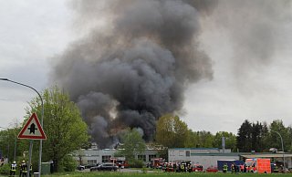 Zu dem Großbrand einer Maschinenbaufirma in Hüllhorst-Schnathorst im vergangenen Jahr wurden mehr als 100 Einsatzkräfte aus dem gesamten Kreisgebiet gerufen. - Klaus Frensing