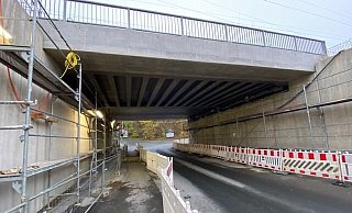 Blick auf die Brückenbaustelle in der Desenbergstraße nach dem Einbau der neuen Stahlüberbauten. Foto: Detlev Zache - Detlev Zache