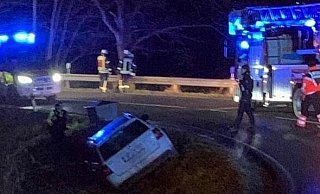 Der Skoda blieb in der stark abschüssigen Böschung am Rand der Herforder Straße stehen. - Feuerwehr Löhne