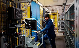 Ein Mitarbeiter kümmert sich um Pakete an einem Logistikstandort von Amazon. - AFP or licensors