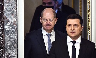 TOPSHOT - German Chancellor Olaf Scholz (L) and Ukrainian President Volodymyr Zelensky (R) arrive to hold a joint press conference in Kyiv on February 14, 2022. - Scholz landed in Kyiv for crisis talks with Zelensky, ahead of a visit to Moscow to head off what Berlin said was the "very critical" threat of a Russian invasion of Ukraine. (Photo by SERGEI SUPINSKY / AFP) - SERGEI SUPINSKY / AFP