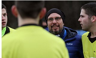 Gleich gibt’s Rot: SVEW-Trainer Petar Slavov handelt sich durch sein Reklamieren einen Platzverweis ein. Foto: Stefan Hageböke - Stefan Hageböke