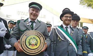 Der neue Schützenkönig Pascal Michels (32, l.) trägt die Scheibe mit einem freundlichen Lächeln. - Burkhard Battran