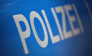 Bei dem Unfall auf der A30 wurden am Freitagabend mehrere Menschen verletzt. - (c) Copyright 2023, dpa (www.dpa.de). Alle Rechte vorbehalten