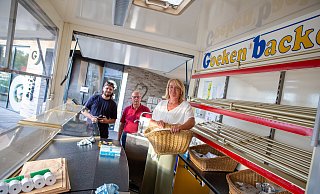 Die Mitarbeitenden von "Goeken backen", Martin Rempel (v.l.), Wilfried Bergmeier und Martina Gronwald, bereiten den Verkaufswagen vor. Dieser soll die nächste Zeit die Übergangslösung sein. - Niklas Tüns
