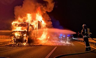 Der Lastzug brennt auf der A33 vollständig aus. - Feuerwehr Borchen