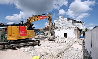 Das Ende der Ladenzeile an der oberen Bahnhofstraße: Der Abriss neben dem Hauptbahnhof hat begonnen. - Wolfgang Rudolf