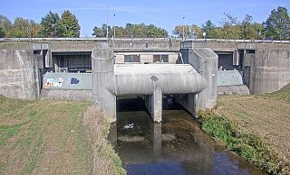 Das Absperrbauwerk des Bega-Rückhaltebecken in Höhe Hölsen. Oberhalb verläuft die Ostwestfalenstraße. Die Verkehrsteilnehmer dort können die imposante Anlage nicht sehen. - Werre Wasserverband