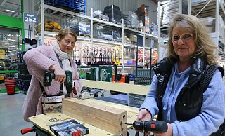 Ulrike Vornheder (l.) und Maria-Theresia Meisner toben sich mit Akku-Werkzeugen aus. Sie sind begeistert von der Veranstaltung. - Anthea Moschner