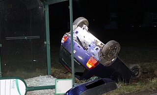 Der Wagen kam auf dem Dach zum Stillstand. - Polizei Minden-Lübbecke