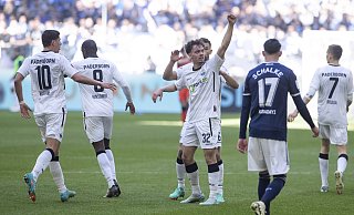 SCP-Winterneuzugang Aaron Zehnter reißt nach seinem Traumtor zum 1:2 auf Schalke den linken Arm in die Höhe. - picture alliance