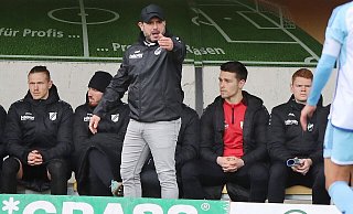 Engagiert an der Linie: Rödinghausens Trainer Farat Toku (Mitte) erwartet in Velbert auch von seinen Spielern vollen Einsatz. - Egon Bieber