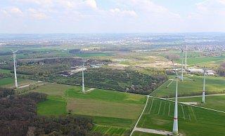 Windräder stehen auch rund ums Entsorgungszentrum Alte Schanze in Elsen. Dort geht Mitte Mai eines neues ans Netz. - Jens Reddeker